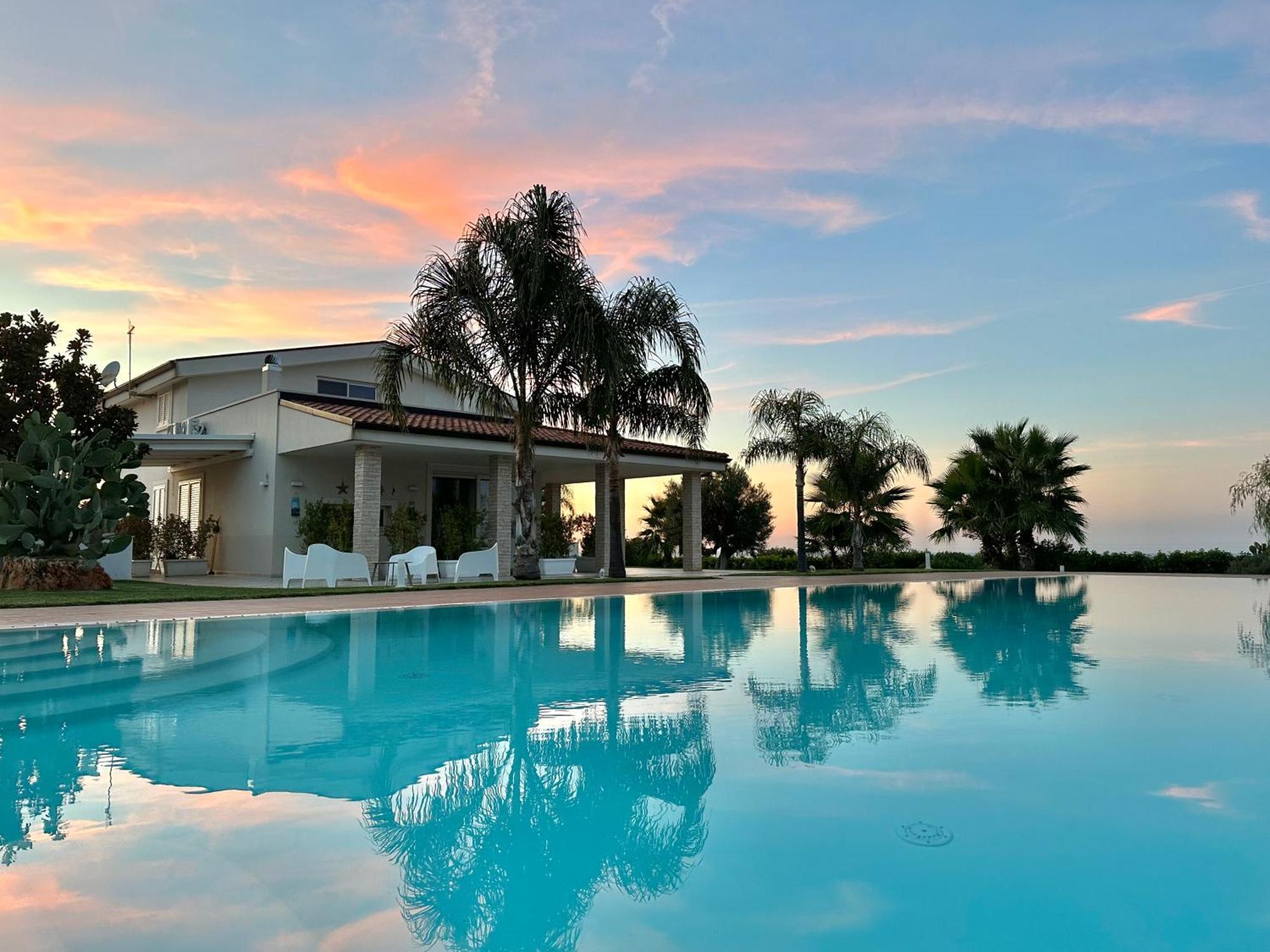 Villa Maria - Apartments In Villa With Pool Полиньяно-а-Маре Экстерьер фото